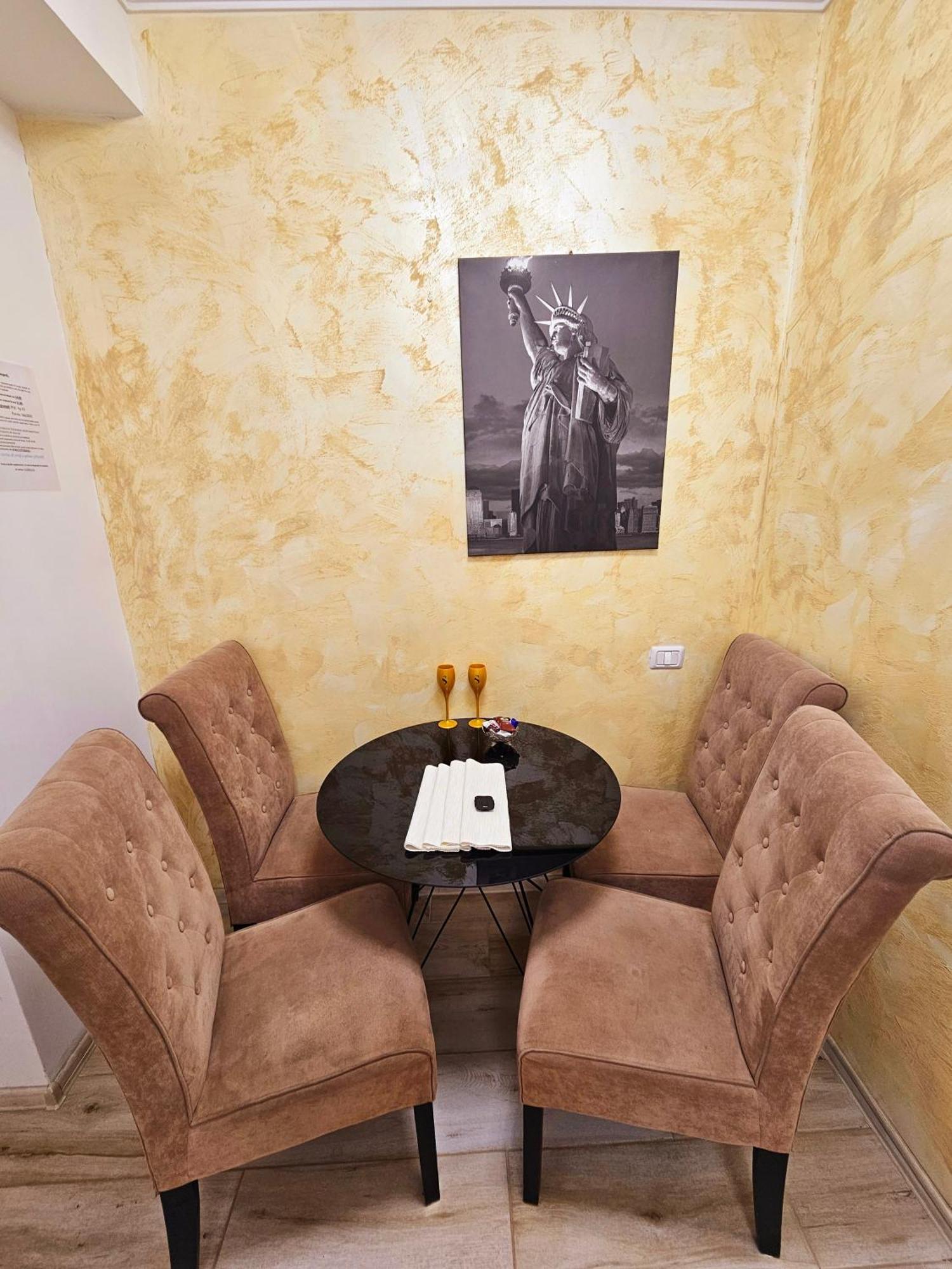 Andrew'S Apartment Central Mamaia Bagian luar foto