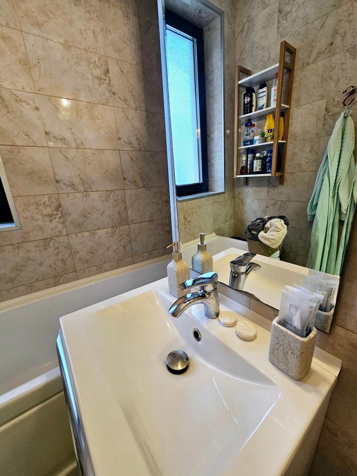 Andrew'S Apartment Central Mamaia Bagian luar foto